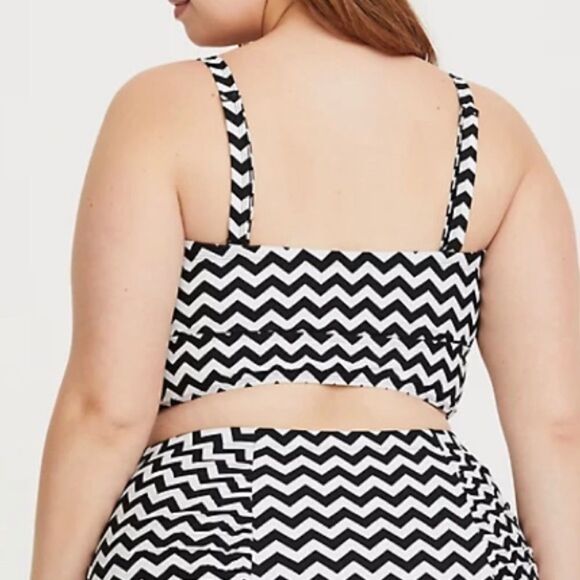 TORRID black and white CHEVRON WIRELESS LATTICE BIKINI TOP - Picture 2 of 9